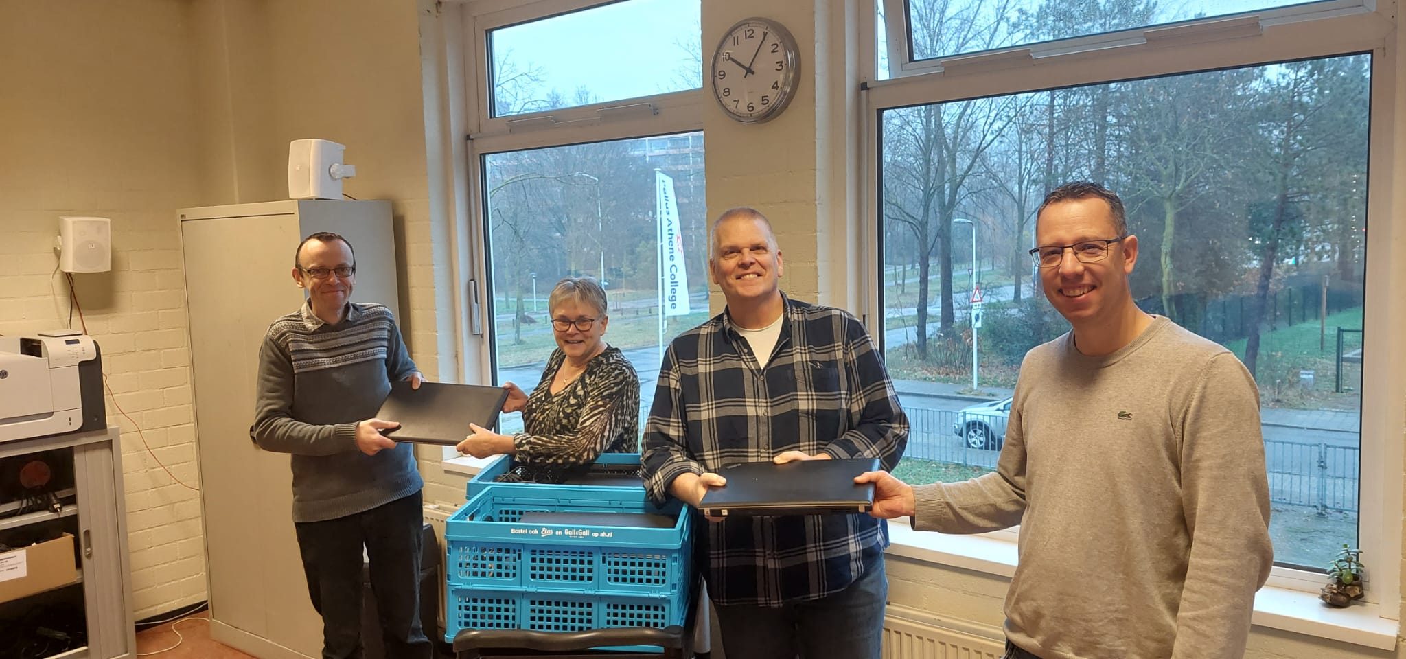 Schenking laptops aan de Dr. Albert Schweitzerschool op Curaçao
