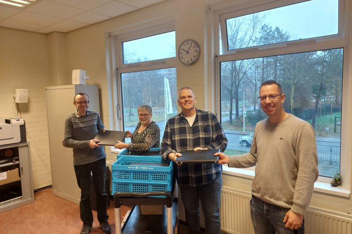 Schenking laptops aan de Dr. Albert Schweitzerschool op Curaçao
