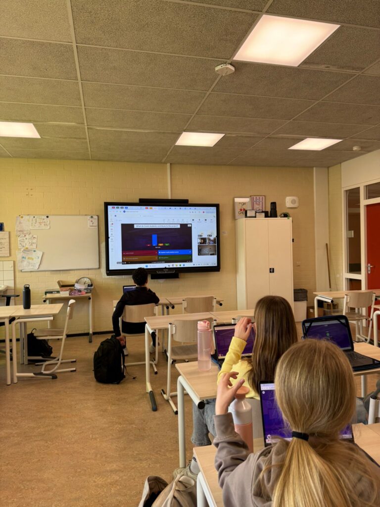 Leerlingen in de klas volgen een Kahoot